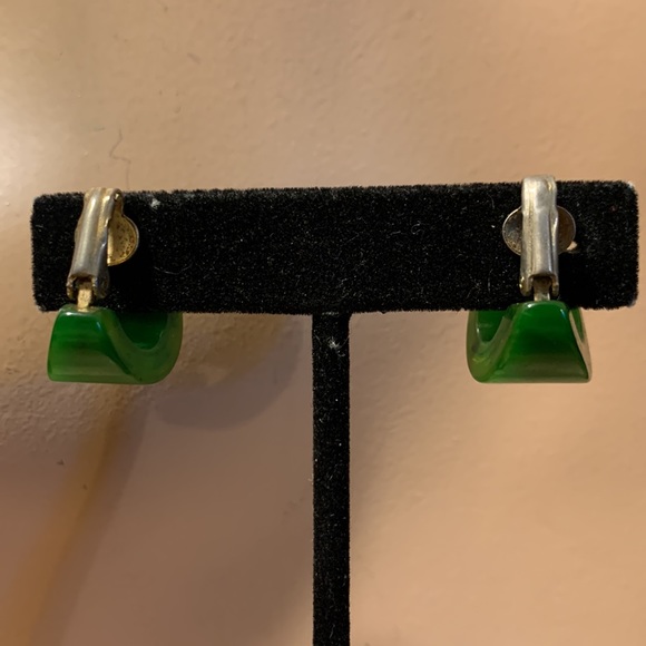 50’s VINTAGE GREEN BAKELITE  HOOP CLIP ON EARRINGS - Picture 6 of 11